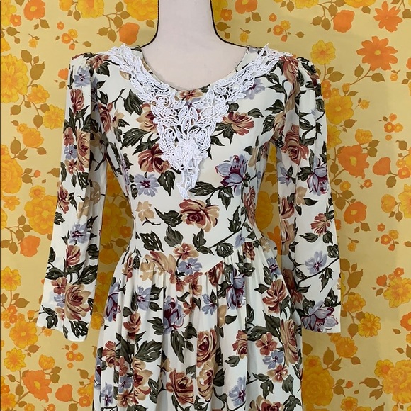 Beautiful Vintage Cream Floral Lace Collar Dress - Picture 2 of 8